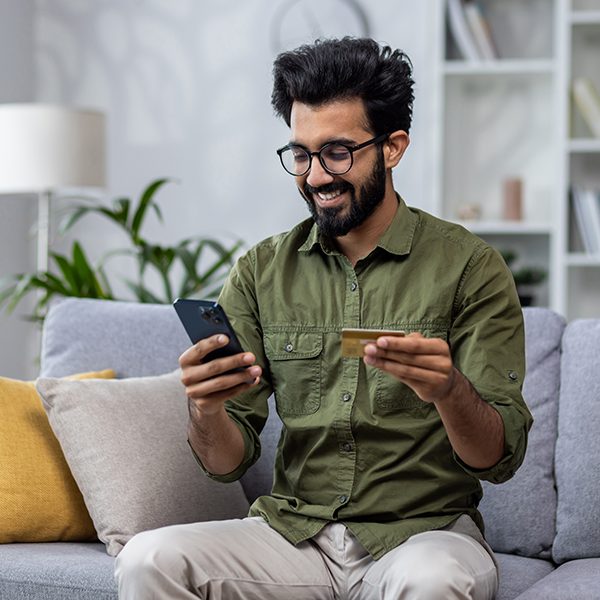 Cliente feliz comprando en línea